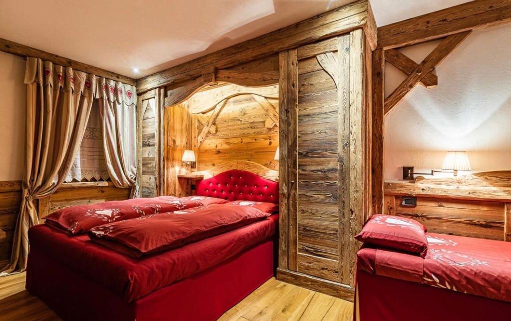 Zimmer mit Holz Wandverkleidung